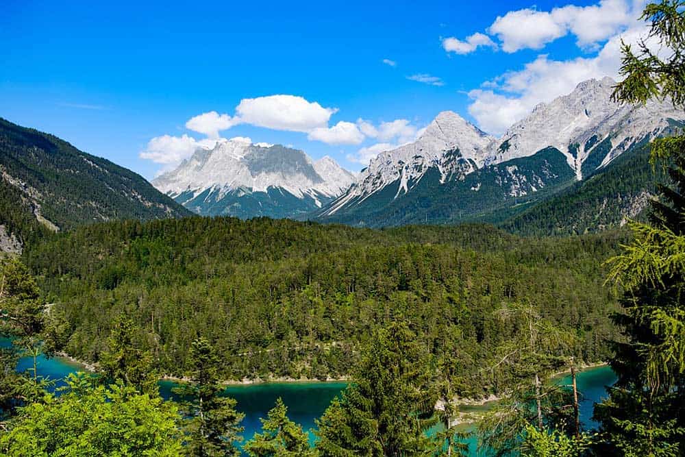 Zugspitze der Deutschen Alpen mit Restgletscher Zugspitze der Deutschen Alpen mit Restgletscher